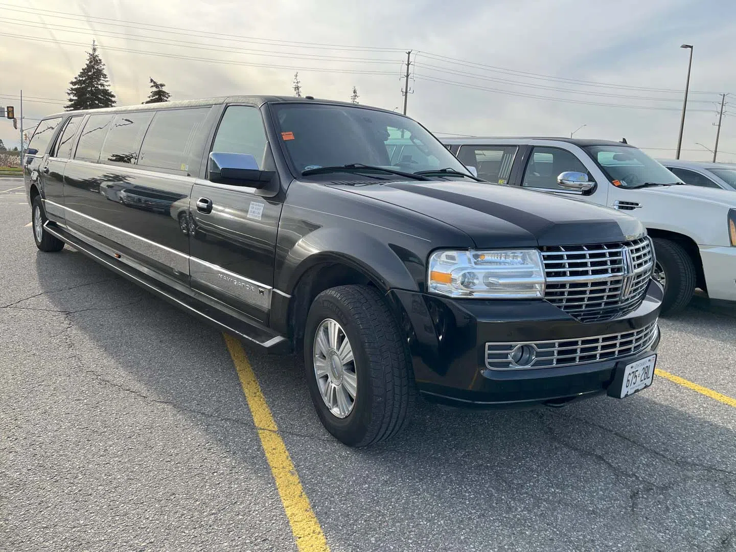 Lincoln Navigator - 12-14 Passengers